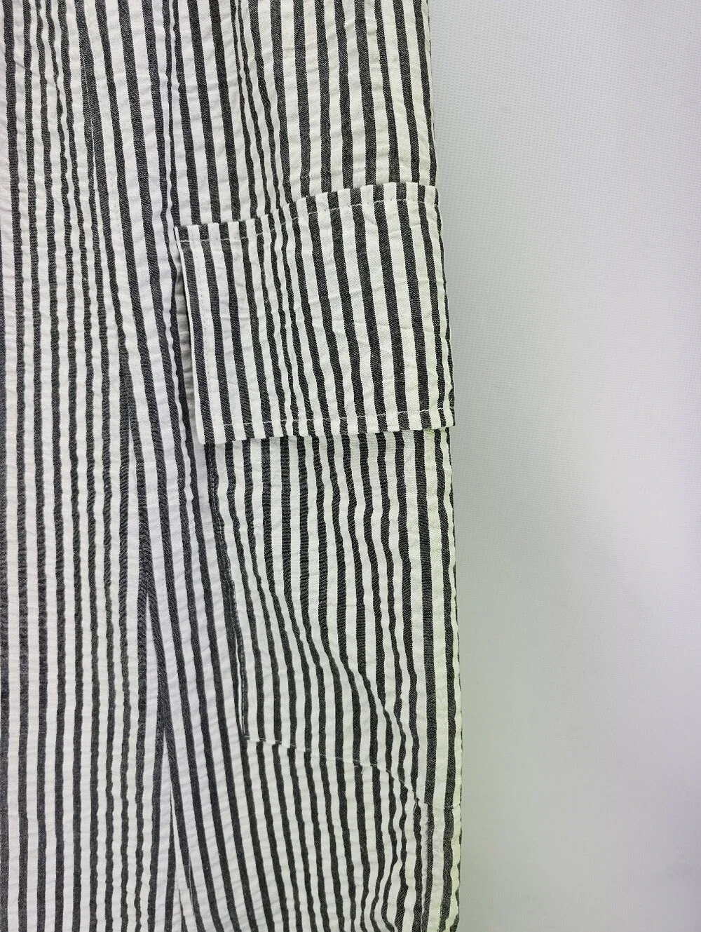 Tulip Brand Vienna Women's Seersucker Gray and White Stripe Cargo Skirt Medium
